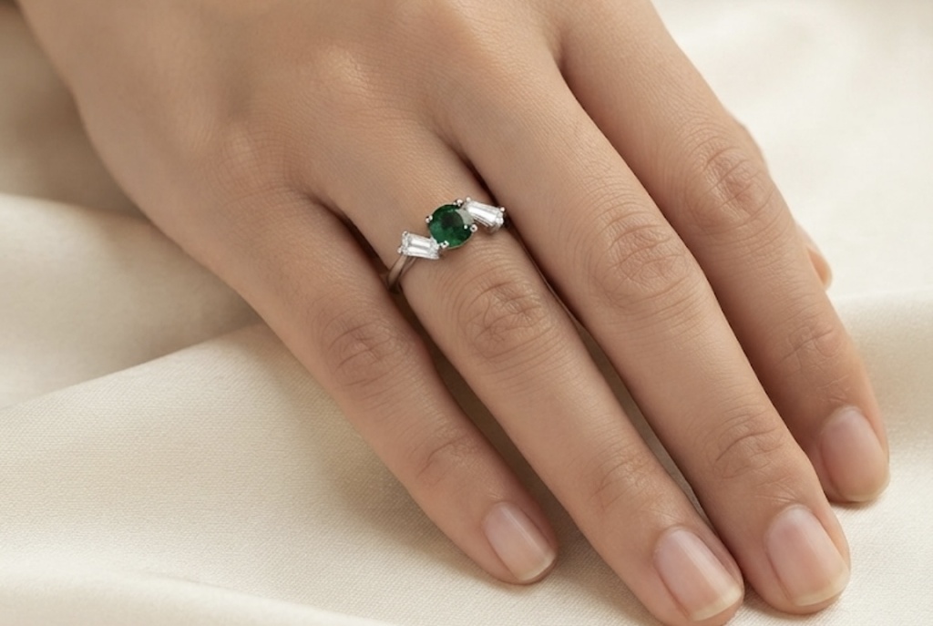 Chic Green Stone & Baguette Silver-Tone Fashion Ring