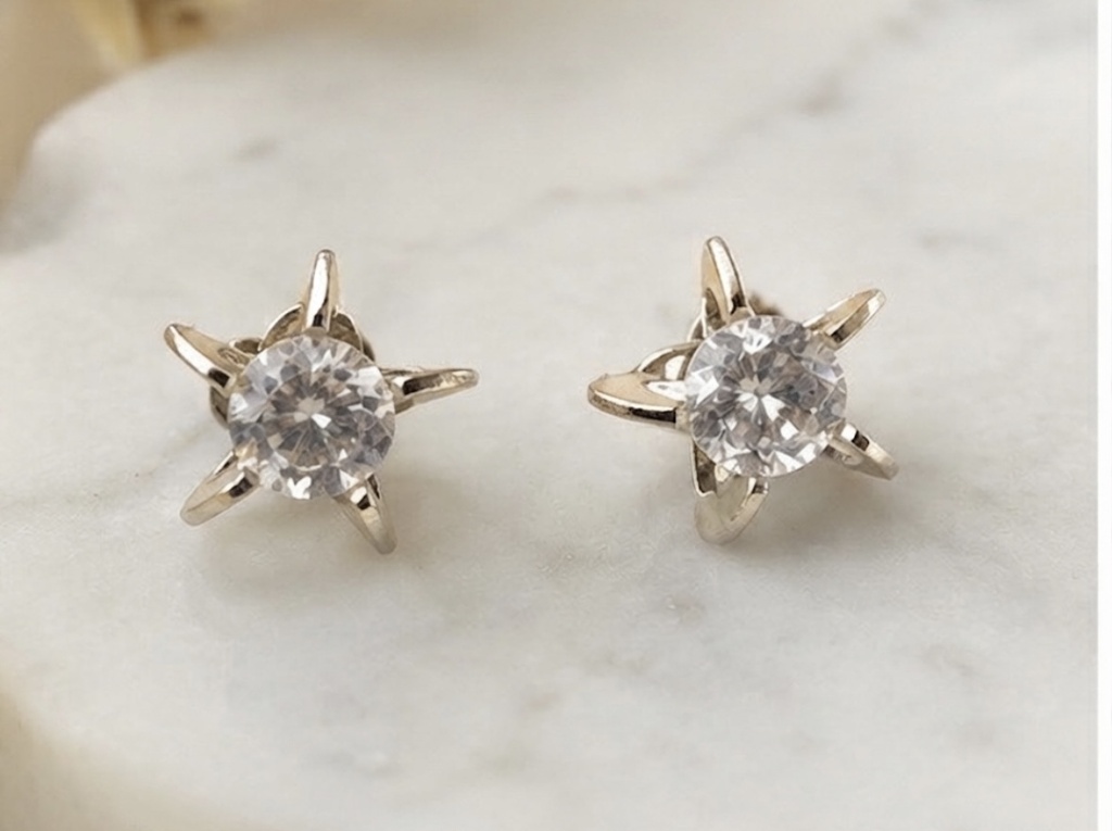 Dazzling Star-Prong Solitaire Light Gold-Tone Fashion Earrings